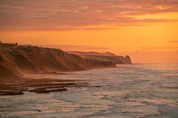 Praia do Magoito kliffen bij Lissabon en Sintra bij zonsondergang van Leo Schindzielorz