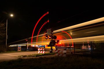 rijdende trein bij spoorwegovergang van FotoBob
