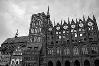 Schwarz weiß Foto des Rathauses Stralsund mit der St. Nikolai Kirche von David Esser Miniaturansicht