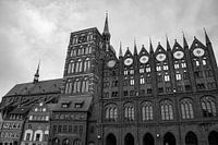 Zwart-wit foto van het stadhuis van Stralsund met de St. Nikolai kerk