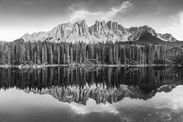 Lac de montagne avec un beau reflet dans les Dolomites en noir et blanc sur Manfred Voss, Schwarz-weiss Fotografie