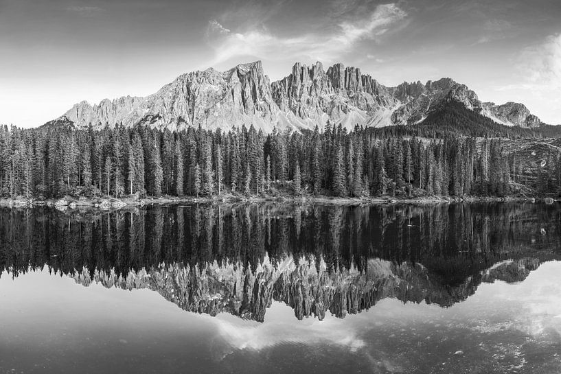 Bergmeer met prachtige weerspiegeling in de Dolomieten in zwart-wit van Manfred Voss, Zwart-Wit Fotografie