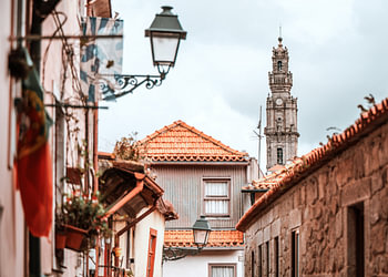 Porto Torre dos Clérigos vanuit een steegje