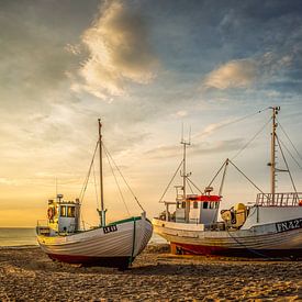 Bateaux de pêche sur la plage de Løkken, Danemark sur Truus Nijland
