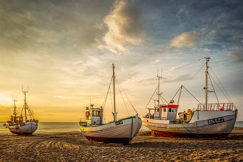 Bateaux de pêche sur la plage de Løkken, Danemark sur Truus Nijland