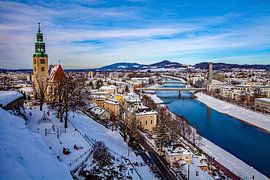 Das winterliche Mülln mit der Pfarrkirche und Salzach von Christa Kramer