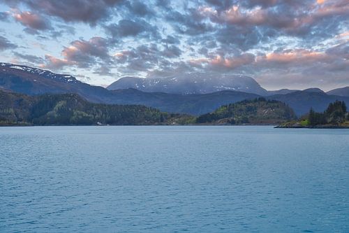 Fjord in Noorwegen, bewolkte lucht