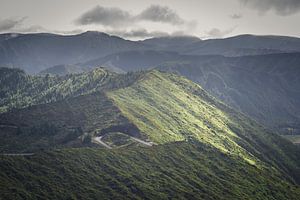Bergpas op Sao Miguel, Azoren sur Tomas Grootveld