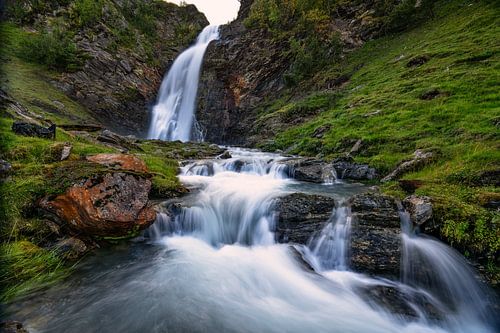 Rottenvikfossen in de Lyngen Alps, Noorwegen
