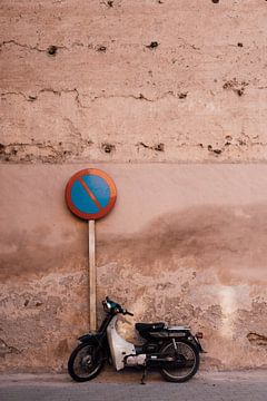 Scooter tegen roze Marrakech muur Marokko van Wianda Bongen