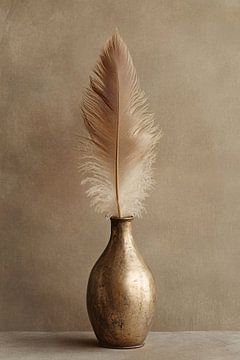 Goldvase mit Feder von Imperial Art House