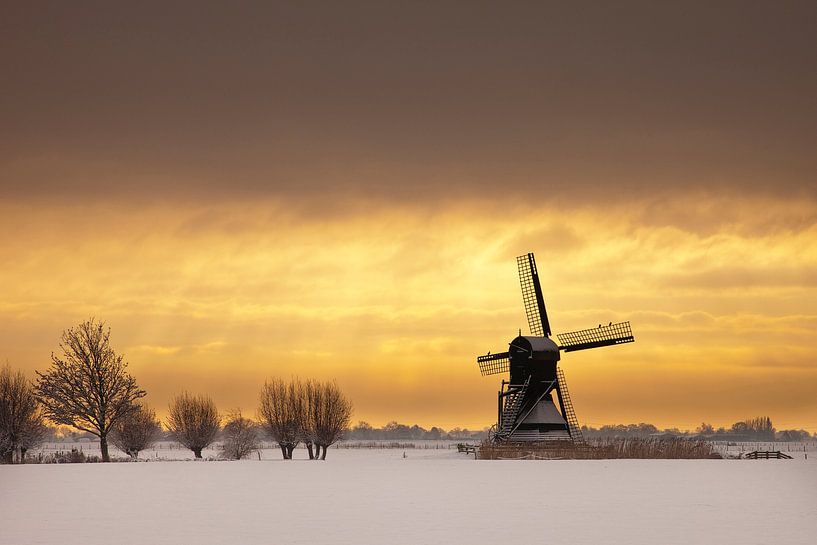 Molen Weel en Braken 1632 in winter tijdens zonsondergang van Peter Bolman