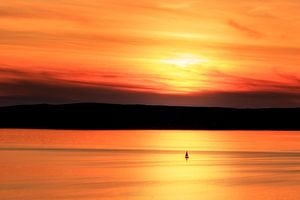 Einsames Segelboot auf dem Balaton im Sonnenuntergang
