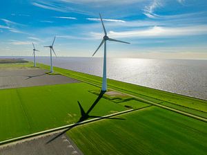 Windturbinen im Windpark am Seeufer produzieren Strom während