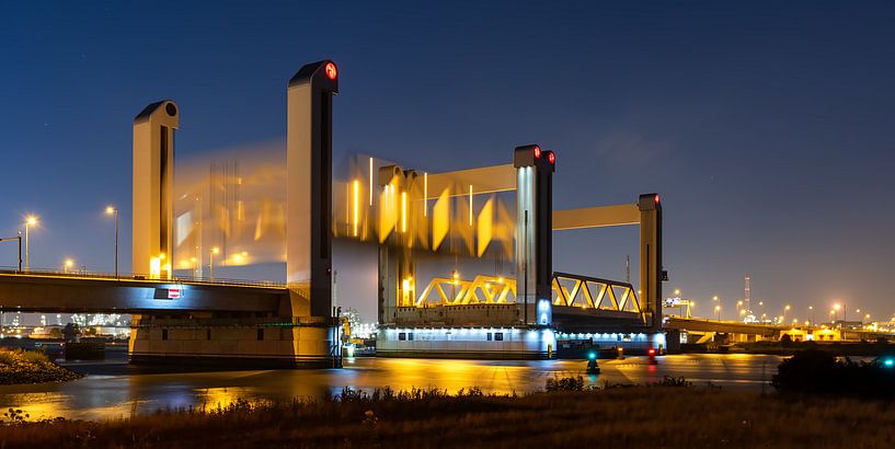 Botlekbrug in de nacht by Patrick Speters