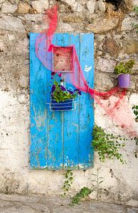 Porte colorée avec des fleurs sur Cynthia Hasenbos