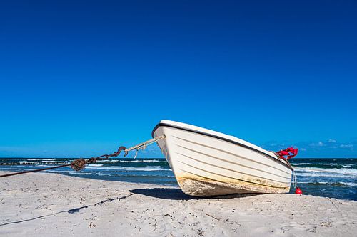 Vissersboot aan de Oostzeekust bij Zingst op de Fischland-Darß