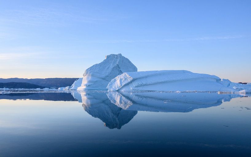 Schöne Reflexion in der blauen Stunde von Ellen van Schravendijk