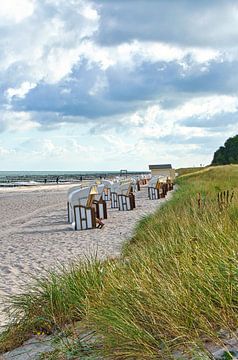 Strandstoel op het strand van de Baltische Zee. Kustvakantie aan zee van Martin Köbsch