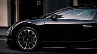 zwarte Bugatti Veyron in Londen van Ansho Bijlmakers thumbnail