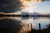 Reflectie van de zonsondergang bij de jachthaven in Deventer van Rene Metz thumbnail