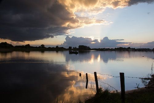 Spiegelung des Sonnenuntergangs im Jachthafen von Deventer
