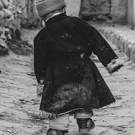 Kleiner Junge geht eine Straße entlang von Photolovers reisfotografie