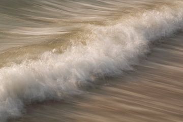 An incoming wave by Ronald Pol