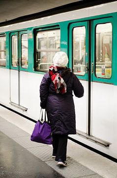 Paris - Frau wartet auf Metro - Farbe von Eline Willekens