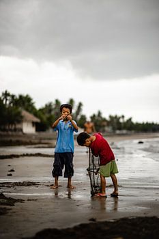 Kinder in einem Fischerdorf auf den Philippinen