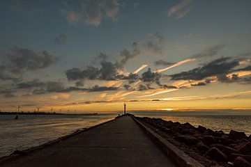 Genieten van de zonsondergang op de pier bij Hoek van Holland. van Jaap van den Berg