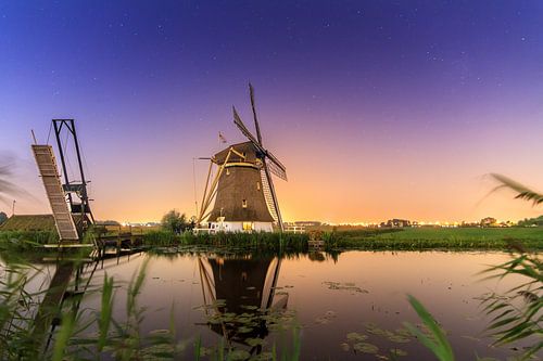 Hollandse molen nachtelijke reflectie