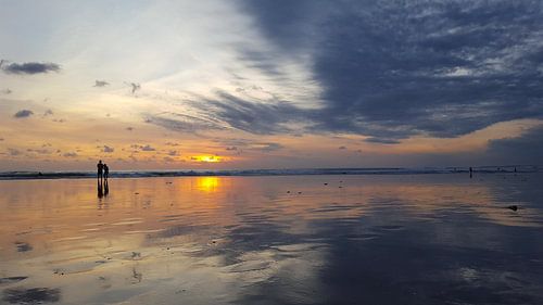 Romantisch koppel kijkt naar de kleurrijke zonsondergang in Bali von Mireille Zoet