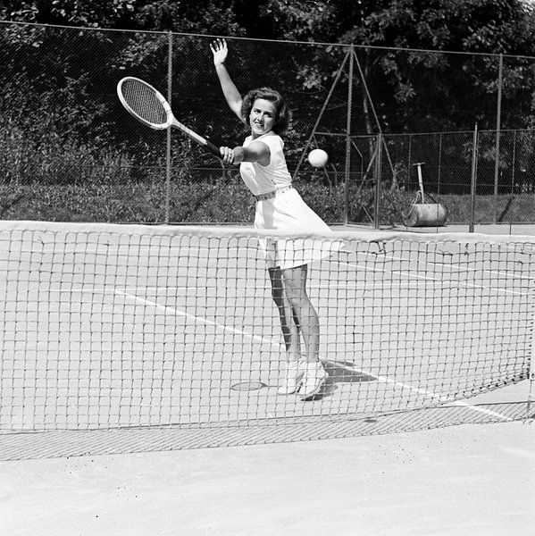Schweiz Tennis Pierrette Dubois, 1944 (s/w Foto) von Bridgeman Images