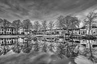 Stadsgracht Leeuwarden in zwartwit ter hoogte van Prinsentuinpontje van Harrie Muis thumbnail