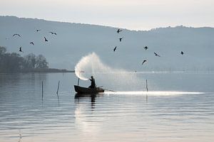 Pêcheur sur le lac Trasimène au lever du soleil