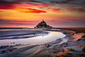 Zonsondergang bij Mont Saint Michel van Peter van der Waard