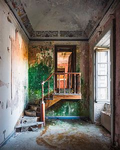 Hölzerne Treppe in verlassener Villa mit Moos.