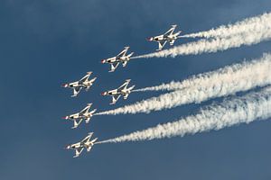 Les Thunderbirds de l'armée de l'air américaine dans une belle formation lors du spectacle aérien Av