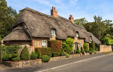 Romantische cottage met rieten dak, in Cambridgeshire, Engeland, Groot-Brittannië van Mieneke Andeweg-van Rijn