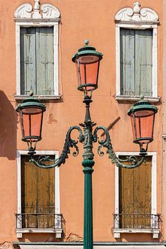 Venedig Italien | Orange Haus grüne Laterne | Reisefotografie von Tine Depré