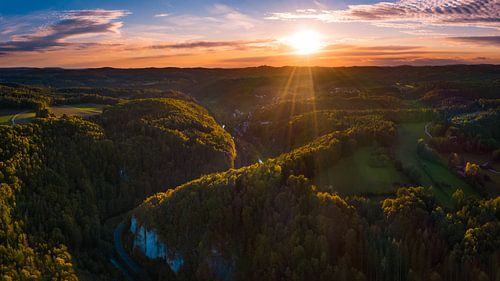 Vue aérienne de la vallée à travers le Jura franconien