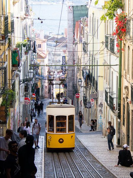 Gele tram in Lissabon van Monique Tekstra-van Lochem