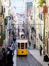 Gelbe Straßenbahn in Lissabon von Monique Tekstra-van Lochem Miniaturansicht