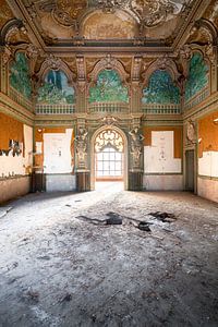 Verlassene Villa mit Fenster.