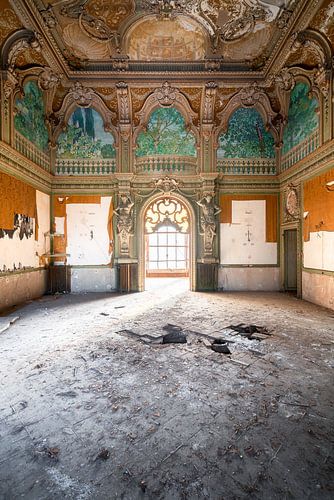 Villa abandonnée avec fenêtre.