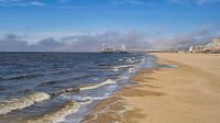 Het strand en de  beroemde pier van Schevingen. Met aankomende zeemist.