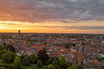 Zonsondergang boven Zwolle van bovenaf gezien
