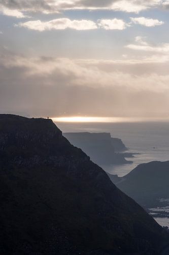 Winzig klein an der Küste in Irland