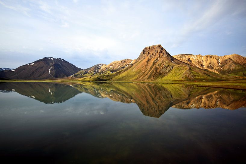 Perfecte reflectie van een berg von Jonathan Vandevoorde